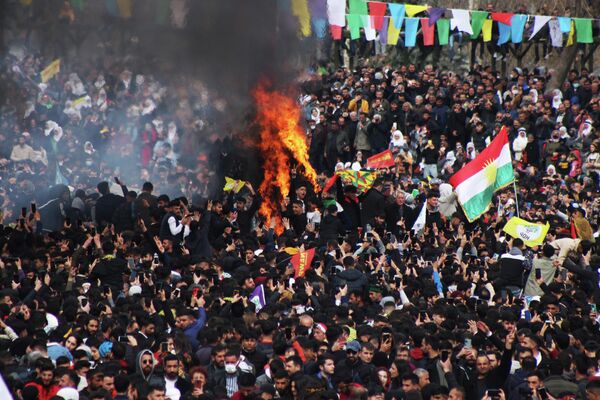 Çözüm sürecinden sonra ilk kez büyük bir kalabalığın toplandığı Nevruz kutlamasında konuşan HDP Eş Genel Başkanı Pervin Buldan “Bugün bu meydan 2013’teki mutabakatın arkasında olduğunun teyididir” dedi. - Sputnik Türkiye