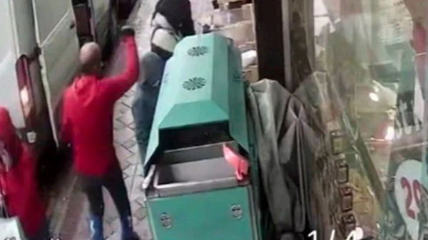 İstanbul'da alışveriş yapan annesini bekleyen 9 yaşındaki çocuğa yumruklu saldırı - Sputnik Türkiye