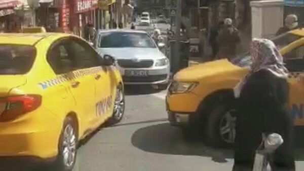 Yaşlı kadın taksiye binebilmek için 'Ne olur beni al' diye yalvardı - Sputnik Türkiye