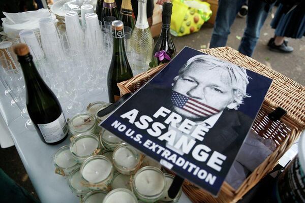 WikiLeaks&#x27;in kurucusu Julian Assange, cezaevinde Stella Moris&#x27;le evlendi. - Sputnik Türkiye