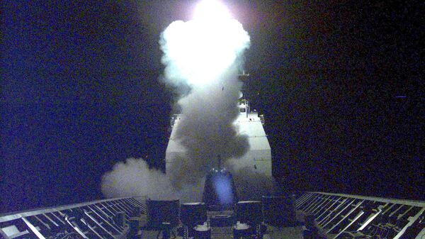 Пуск крылатой ракеты «Томагавк» с носовой части крейсера ВМС США USS Philippine Sea  - Sputnik Türkiye