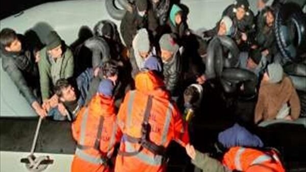 Muğla'nın Dalaman ilçesi açıklarında lastik botta yakalanan 38 düzensiz göçmen karaya çıkarıldı.
 - Sputnik Türkiye