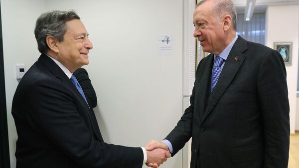 
Cumhurbaşkanı Recep Tayyip Erdoğan, Brüksel'de düzenlenen NATO Olağanüstü Liderler Zirvesi'nin ardından İtalya Başbakanı Mario Draghi ile bir araya geldi. - Sputnik Türkiye