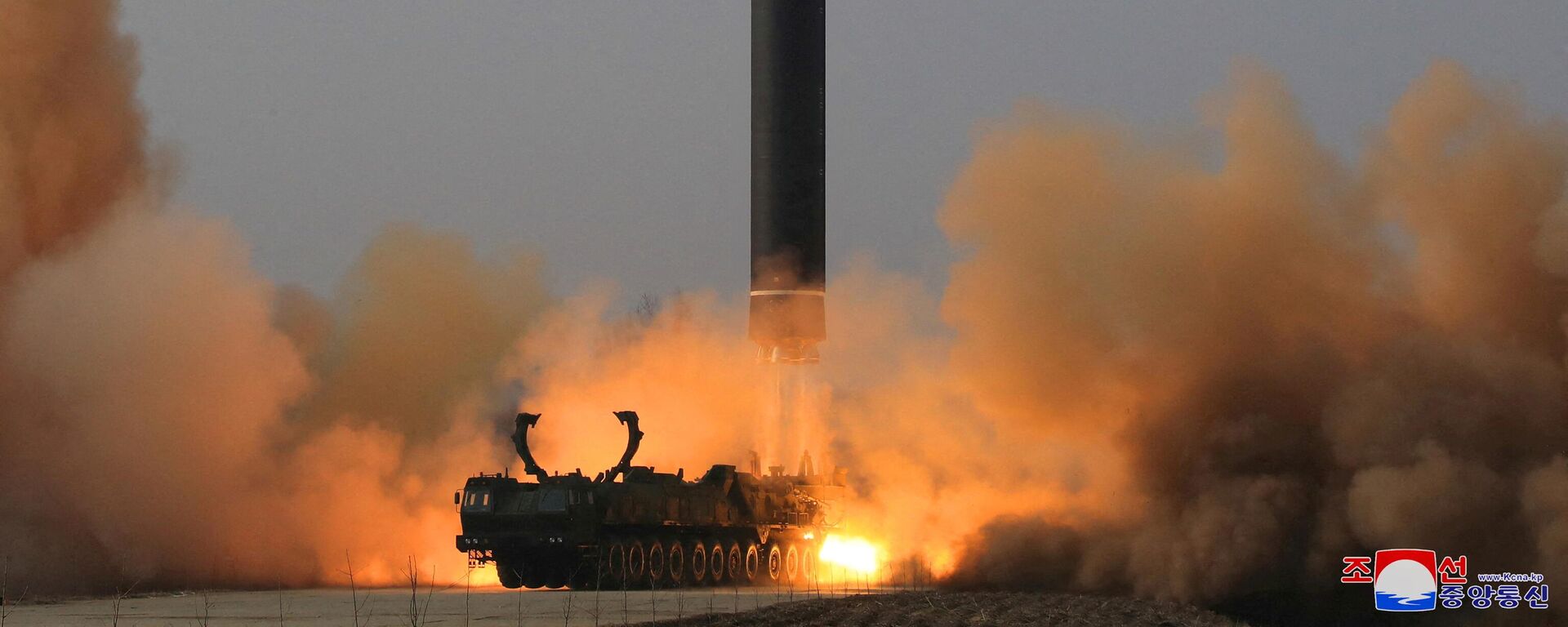 67.5 dakika boyunca maksimum 6248.5 km irtifada 1090 km menzille uçan Hwasong-17, Kuzey Kore'nin önceki kıtalararası balistik füze (ICBM) denemelerinden farklı olarak, doğrudan bir taşıyıcı, erektör, fırlatıcı (TEL) aracından fırlatıldı. Reuters'e konuşan uzmanlar Hwasong-17'yi, 'canavar füze', 'dünyadaki en büyük mobil, sıvı yakıtlı ICBM' diye niteledi.  - Sputnik Türkiye, 1920, 28.10.2022