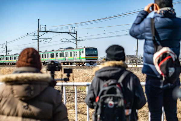 Geçen yıl bir bisikletlinin taciz edilmesi ve bir kişinin kafatasının kırılması da dahil birçok şiddet olayı, tren meraklılarını endişelendirmeye başladı. Yaklaşık 50 yıldır tren fotoğrafları çeken 70 yaşındaki Masao Oda, &quot;Görgü kuralları kesinlikle daha da kötüleşti&quot; dedi. - Sputnik Türkiye