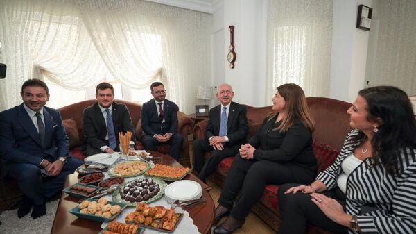 CHP lideri Kemal Kılıçdaroğlu, hayatını kaybeden yazar Aydın Engin'in eşi Oya Baydar ve Yarbay Ali Tatar'ın eşi Nilüfer Tatar'ı ziyaret etti.  - Sputnik Türkiye