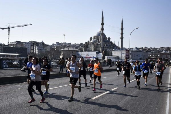 Yenikapı Etkinlik Alanı'ndan yarışa başlayan atletler, Kumkapı, Sarayburnu, Sirkeci istikametinden devam ederek Eminönü'nden Karaköy istikametine saparak Galata Köprüsü'nü geçti. - Sputnik Türkiye