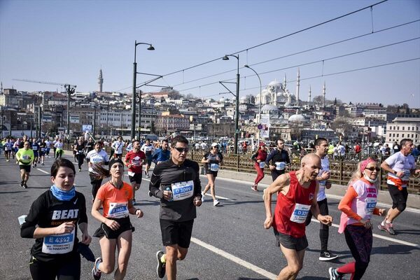 Köprü bitiminde dönüş yapan atletler, Unkapanı, Cibali ve Ayvansaray yönünde devam ettikten sonra başlangıç noktası olan Yenikapı Etkinlik Alanı'nda bitiş çizgisine ulaştı. - Sputnik Türkiye