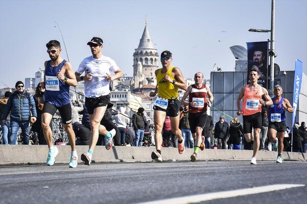 10 kilometre parkuru ise yarı maraton ile aynı noktadan başlarken, sahil yolundan Sepetçiler Kasrı geçildikten sonra Arabalı Vapur İskelesi önünden dönüş yapılarak başlangıç noktasında tamamlandı. - Sputnik Türkiye