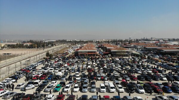 Eskişehir'de her hafta pazar günü kurulan ikinci el oto pazarındaki yoğunluk, araç satıcılarının yüzünü güldürmedi. - Sputnik Türkiye