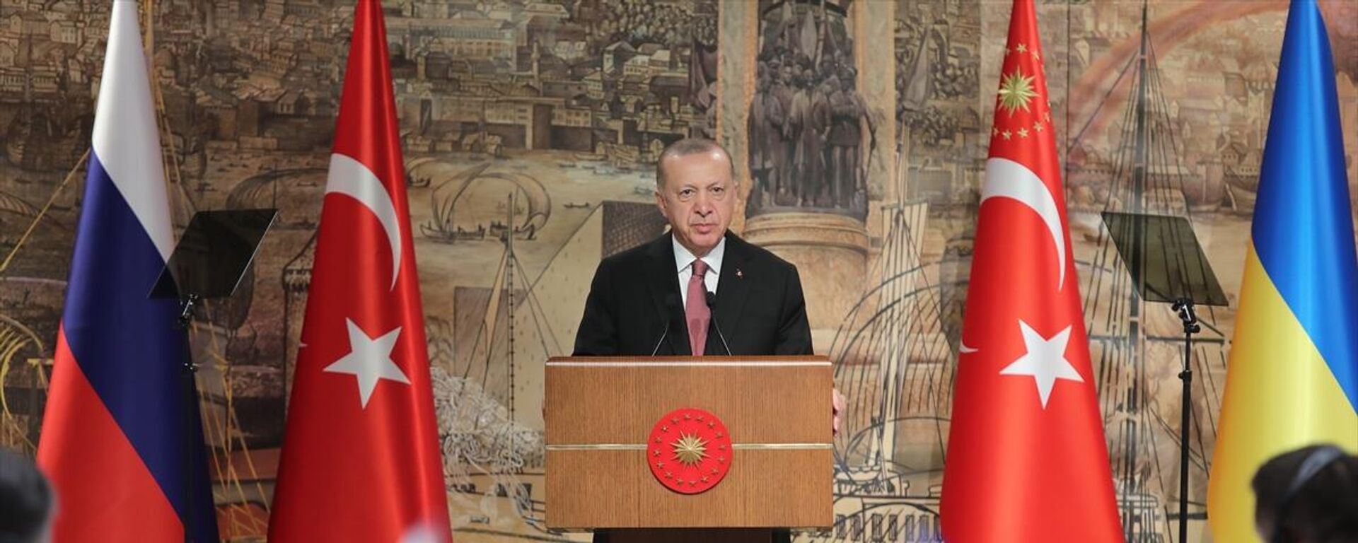 Cumhurbaşkanı Recep Tayyip Erdoğan, Dolmabahçe Ofis'te yapılan Rusya-Ukrayna Müzakere Heyetleri Toplantısı'na iştirak etti. Cumhurbaşkanı Erdoğan, toplantı öncesinde bir konuşma yaptı.
 - Sputnik Türkiye, 1920, 27.11.2023