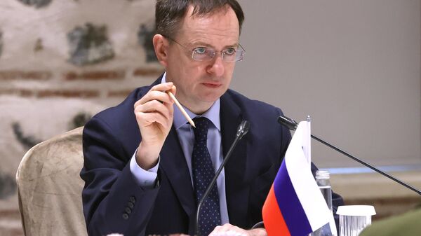 Ukrayna'yla müzakerelerde Rus heyetine başkanlık eden Rusya Devlet Başkan Yardımcısı Vladimir Medinskiy, - Sputnik Türkiye