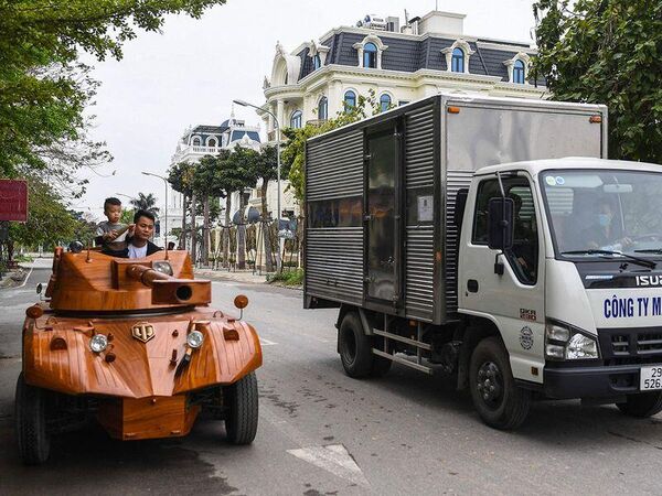 Vietnamlı baba, oğlu için bu minibüsü ahşap bir tanka dönüştürmek adına yüzlerce saat harcayarak binlerce dolarlık yatırım yaptı. - Sputnik Türkiye