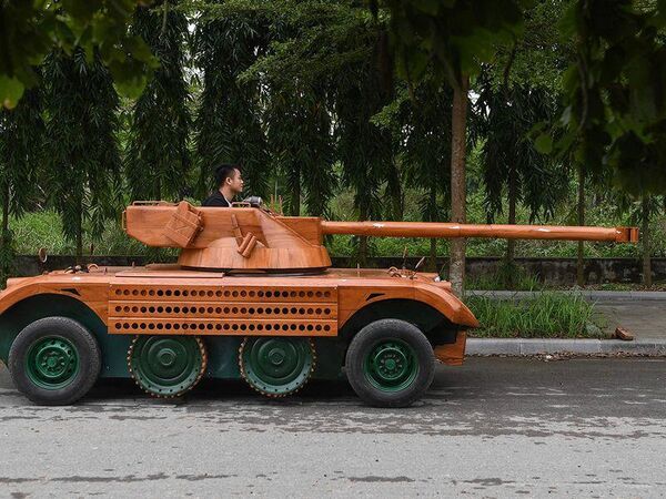 Truong Van Dao, her hafta sonu, başkent Hanoi&#x27;nin doğusundaki Bac Ninh eyaletindeki mahallesinde bir zamanlar 16 kişilik bir minibüs olan aracı 3 yaşındaki oğluyla birlikte kullanıyordu. - Sputnik Türkiye