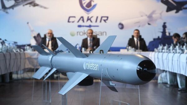 Roketsan Çakır, Türk roket ve füze üreticisi Roketsan tarafından tasarlanan 150 km'den daha fazla menzile sahip kara, deniz ve hava platformlarından atılabilen yeni nesil seyir füzesidir.  - Sputnik Türkiye