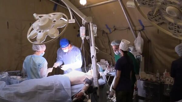 Rusya'nın Ukrayna'da yürüttüğü özel operasyon sırasındaki askeri sahra hastanesinin çalışmaları kameralara yansıdı - Sputnik Türkiye
