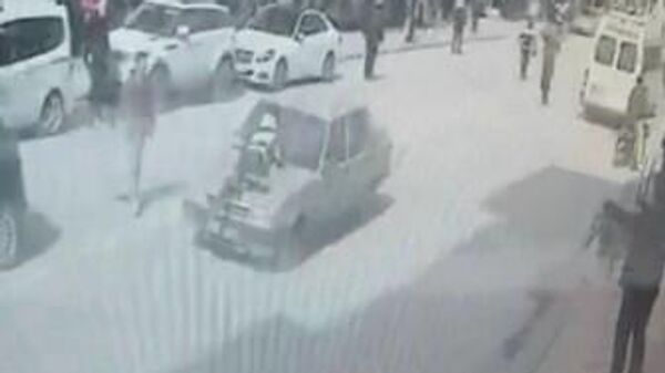Kadın polisi metrelerce aracın kaputunda sürükleyen sürücü tutuklandı  - Sputnik Türkiye