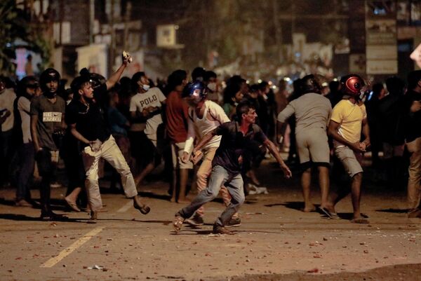 Ülkedeki ekonomik krizi protesto eden göstericiler, elektrik kesintilerinin 13 saati bulmasının ardından dün Devlet Başkanı Rajapaksa&#x27;nın konutu yakınlarında toplanmaya başlamıştı.  &#x27;Diktatör Gota&#x27; sloganları atarak Rajapaksa&#x27;yı istifaya davet eden göstericilere polis, biber gazıyla müdahale etmişti. - Sputnik Türkiye