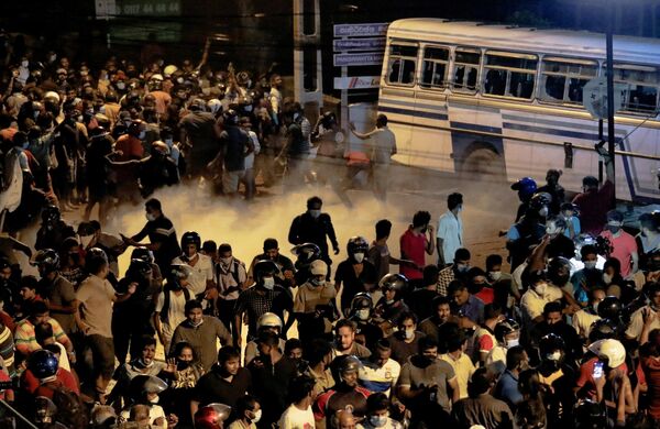 Eylemciler, Devlet Başkanı Rajapaksa&#x27;nın özel konutunu hedef aldı.  Polis araçlarını deviren ve ateşe veren eylemciler, Rajapaksa’yı ve ekonomi politikalarını protesto etti.  Gösterilerde 45’ten fazla kişi gözaltına alındı.  Polis ile göstericiler arasında çıkan arbedede 5’i polis, 10’dan fazla kişi yaralandı.  Sri Lanka Başkanlık Ofisinden yapılan açıklamada, protestolara &#x27;ülkede istikrarsızlık yaratmak için Arap Baharı çağrısı yapan aşırılıkçı güçlerin liderlik ettiği&#x27; ileri sürüldü.  Öte yandan, dün ilan edilen sokağa çıkma yasağı bu sabah itibarıyla kaldırıldı. - Sputnik Türkiye