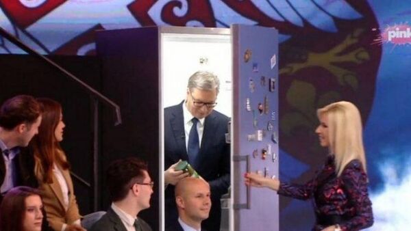 Sırbistan Devlet Başkanı Aleksandar Vucic, Sırpçada her an her yerde hazır ve nazır kişiler için kullanılan Buzdolabından çıkabilir deyimini Pink TV'deki programda hayata geçirirken - Sputnik Türkiye