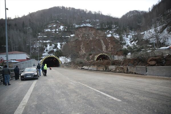 Dün akşam saatlerinde otoyolun Bolu Dağı Tüneli Düzce girişinde meydana gelen heyelan yüzünden ulaşıma tamamen kapanan yolun açılması amacıyla Karayolları ekiplerince çalışma başlatıldı. - Sputnik Türkiye