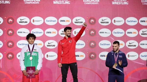 Macaristan'da düzenlenen Avrupa Güreş Şampiyonası'nda milli sporcu Kerem Kamal, grekoromen stil 60 kiloda altın madalya kazandı. - Sputnik Türkiye
