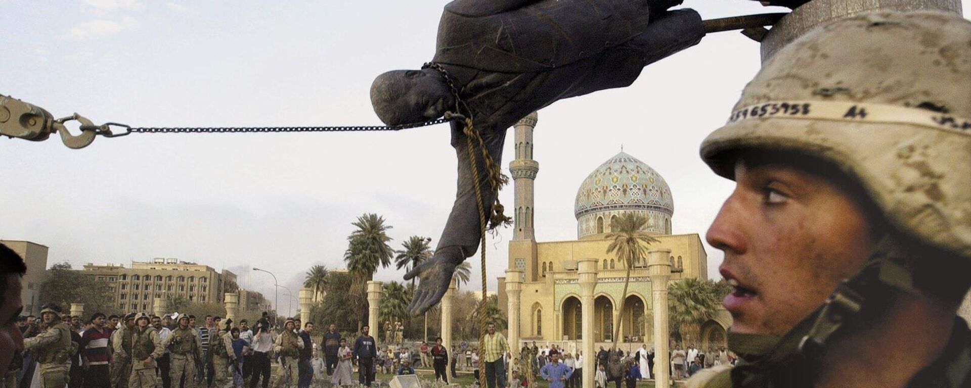 Saddam Hüseyin'in heykelinin ABD askerleri tarafından yıkılışı - Sputnik Türkiye, 1920, 04.04.2022