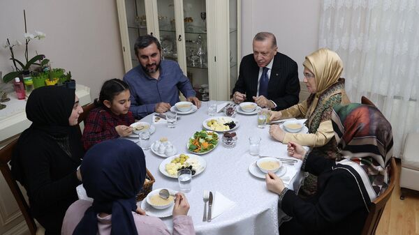 Cumhurbaşkanı Erdoğan, bir vatandaşın evinde iftar yaptı  - Sputnik Türkiye