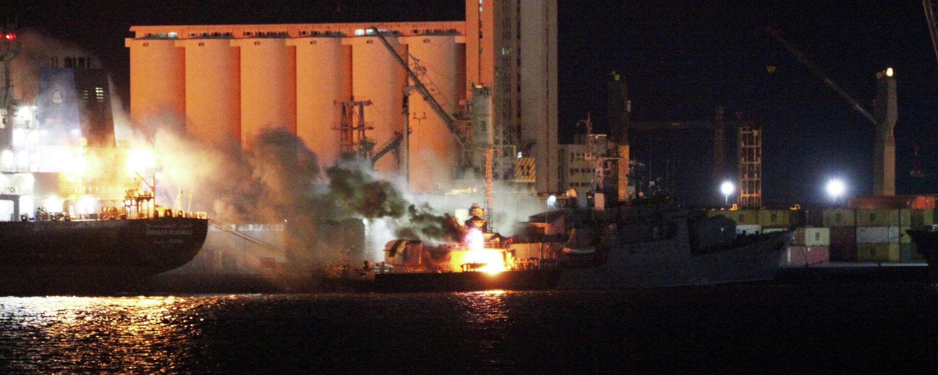 Smoke rises from a fire on a boat on May 19, 2011 in Tripoli after NATO air strikes targeted the port of the Libyan capital.  Tripoli is targeted nearly daily with air raids by the international coalition, which launched strikes on March 19 to prevent Libyan strongman Moamer Kadhafi's forces from attacking civilians.   NATO took over command of the operation on March 31.   AFP PHOTO / Mahmud TURKIA (Photo by Mahmud TURKIA / AFP) - Sputnik Türkiye, 1920, 05.04.2022