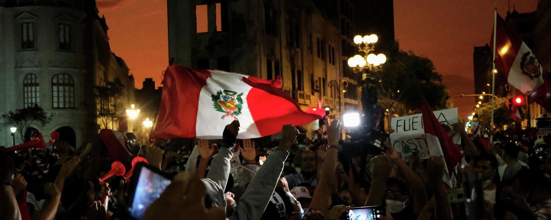 Peru Devlet Başkanı Pedro Castillo, hayat pahalılığına yönelik protestoları bastırmak için ilan ettiği sokağa çıkma yasağına itaat edilmemesi ve eylemlerin devam etmesi üzerine olağanüstü önlemleri kaldırdığını açıkladı. (5 Nisan 2022, Lima) - Sputnik Türkiye, 1920, 06.04.2022