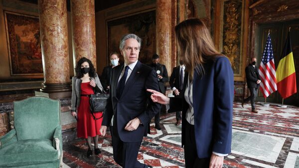 İki gün sürecek NATO dışişleri bakanları toplantısı için Brüksel'de bulunan ABD Dışişleri Bakanı Antony Blinken, Egmont Sarayı'nda Belçikalı mevkidaşı Sophie Wilmes ile sohbet ederken - Sputnik Türkiye