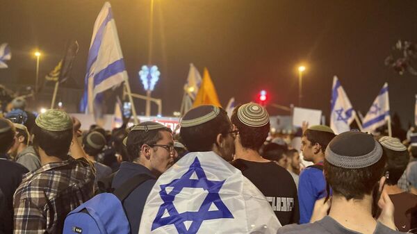 İsrail eski başbakanı ve muhalefet lideri Binyamin Netanyahu, binlerce destekçisinin katılımıyla Batı Kudüs'teki Başbakanlık binası önünde miting düzenleyerek Başbakan Naftali Bennett'in istifasını istedi. - Sputnik Türkiye