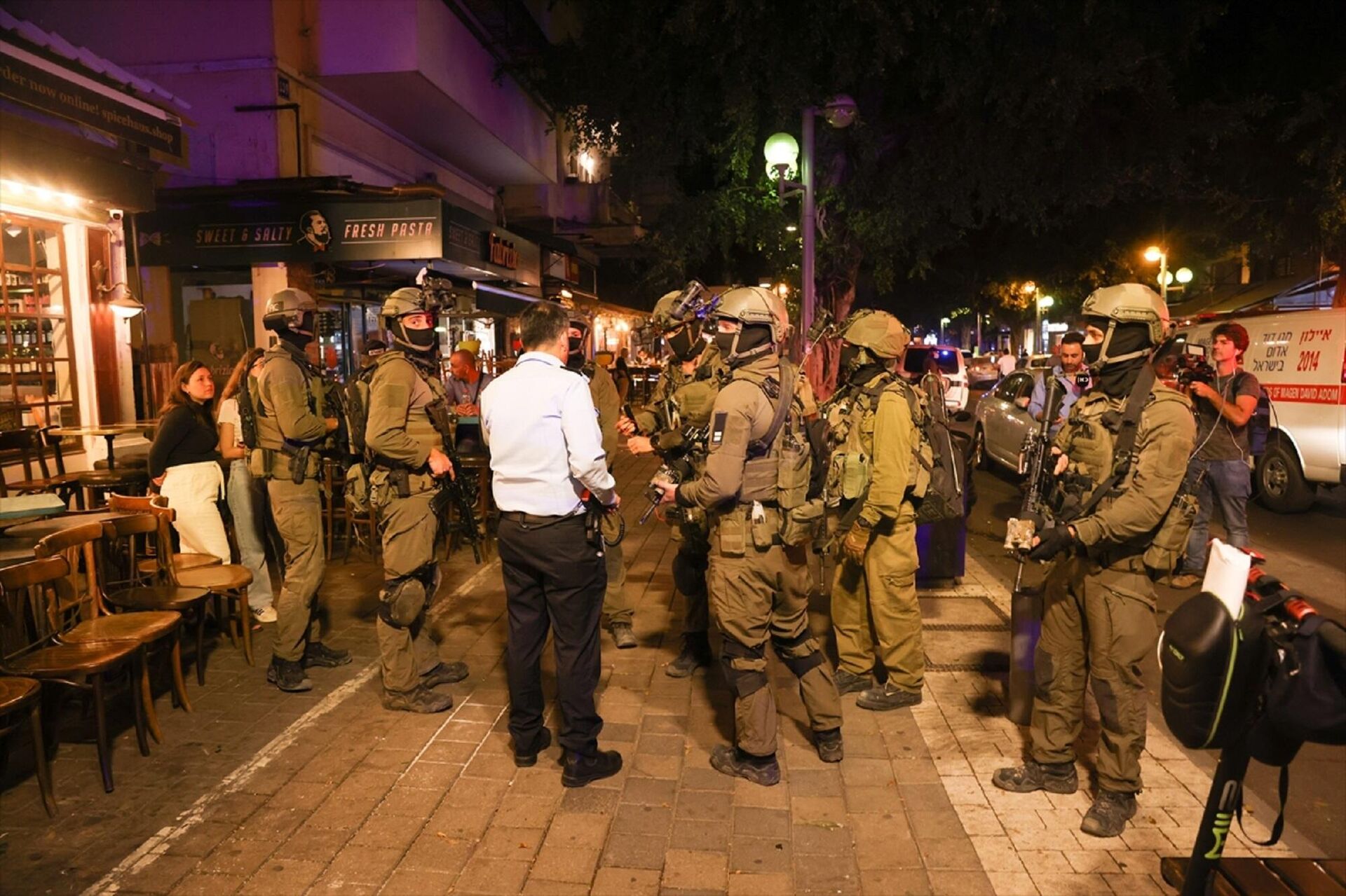 İsrail'in başkenti Tel Aviv'de düzenlenen silahlı saldırıda 2 kişinin hayatını kaybettiği, en az 4 kişinin yaralandığı bildirildi. İsrail güvenlik güçleri, saldırının düzenlediği Dizengoff Caddesi'nde önlem aldı.
 - Sputnik Türkiye, 1920, 08.04.2022
