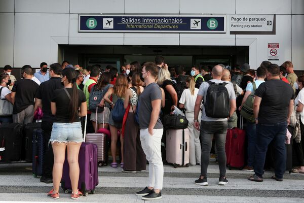 Öte yandan, uçuşların durdurulduğu Juan Santamaria Uluslararası Havalimanı&#x27;nın yeniden açılmasını bekleyen yolcular, havaalanı girişinde uzun kuyruklar oluşturdu. - Sputnik Türkiye