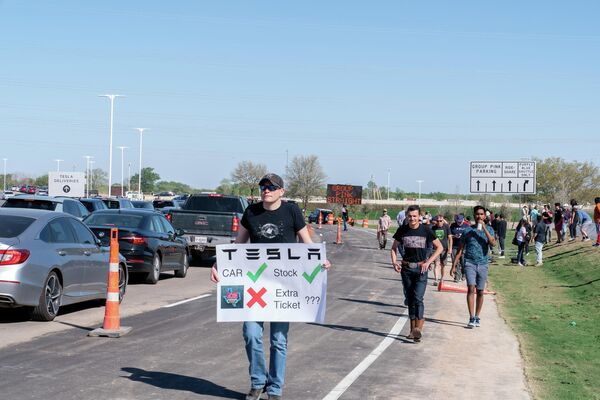 ABD&#x27;nin Teksas eyaletindeki Tesla açılışında konuklar, kendine özgü bir gece kulübü görünümünde dekore edilmiş devasa fabrikayı gezdi.  - Sputnik Türkiye
