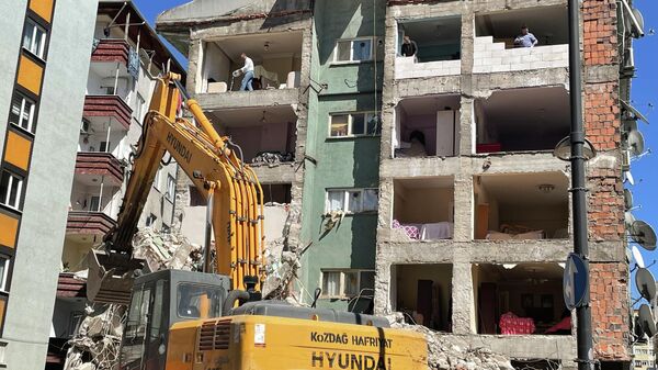 Bahçelievler'de yıkılan binanın bitişiğindeki bina duvarsız kaldı - Sputnik Türkiye
