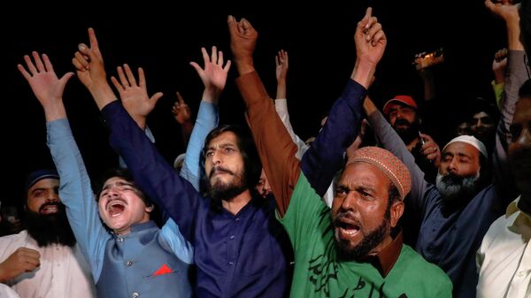 Pakistan parlamentosunda dün yapılan güvensizlik oylaması sonucu hükümeti düşürülen İmran Han'ın onbinlerce destekçisi, sokaklara döküldü.  - Sputnik Türkiye
