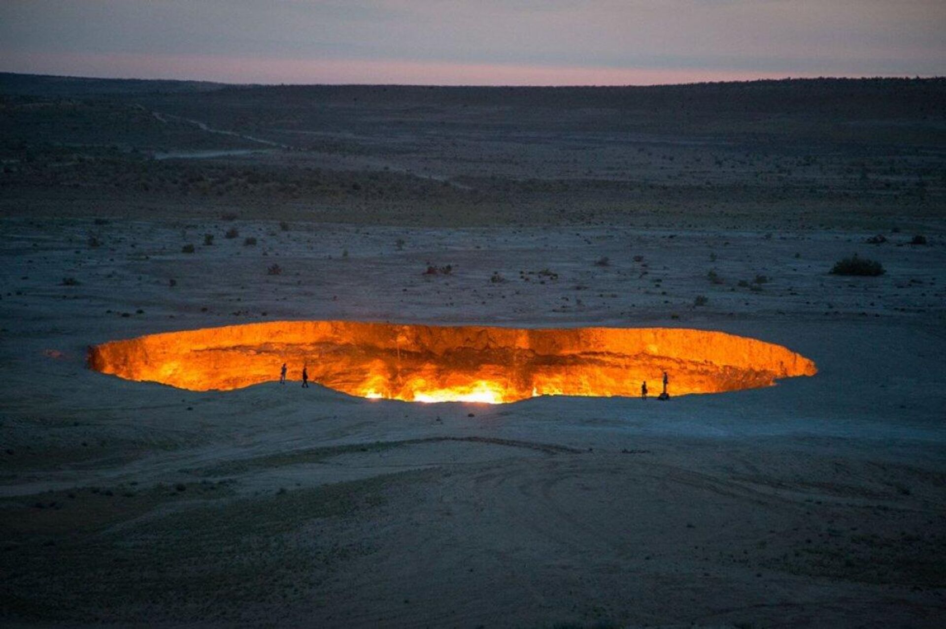 Türkmenistan'da 'Cehennem Kapısı' olarak da bilinen Derveze gaz krateri, başkent Aşkabat’a 270 kilometre uzaklıktaki Ahal vilayetinde ve Karakum Çölü'nün merkezinde yer alıyor.
 - Sputnik Türkiye, 1920, 11.04.2022