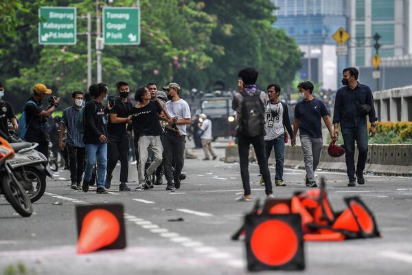 Cakarta&#x27;nın yanı sıra Bandung, Yogyakarta, Makassar ve Pontianak gibi şehirlerde de benzer protestolar düzenlendi. - Sputnik Türkiye