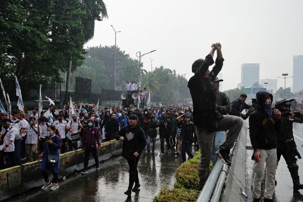 Endonezya&#x27;nın başkenti ve çevre şehirlerdeki binlerce öğrenci, hükümetin iki dönemlik yasal sınıra takılan Endonezya Devlet Başkanı Joko Widodo&#x27;nun görevde kalması için 2024&#x27;te yapılması planlanan seçimleri erteleyeceği yönündeki söylentileri protesto etmek için yürüdü. - Sputnik Türkiye