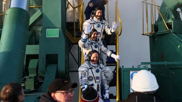 Uluslararası Uzay İstasyonu’nda görev yapan Rus kozmonotlar Oleg Artemyev, Deniz Matveyev ve Sergey Korsakov, Rus halkının Kozmonotluk Gününü kutladı. - Sputnik Türkiye