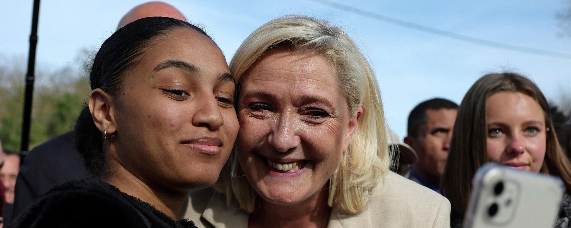Fransa'da cumhurbaşkanlığı seçiminin ilk turunun ertesinde ikinci tur için Soucy'de kampanya yürüten Ulusal Birlik Partisi (RN) lideri Marine Le Pen, taraftarlarıyla selfie çektirirken - Sputnik Türkiye, 1920, 12.04.2022