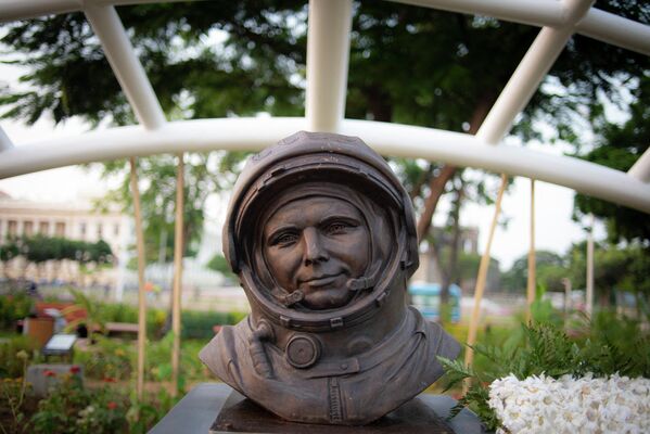 Vostok 1&#x27;in bu seferi, ilk insanlı uzay yolculuğu olurken, Gagarin de uzaya çıkan ilk insan olarak tarihe geçti.  - Sputnik Türkiye