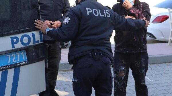 İplik tedarikçisi olduğu fabrikanın ortağına asitle saldıran şüpheli tutuklandı - Sputnik Türkiye