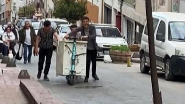 Elektrikli scooter ile çamaşır makinesi - Sputnik Türkiye