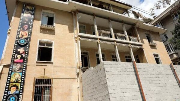 100 yıllık taş binanın kapıları, hırsızlara karşı briket örülerek kapatıldı - Sputnik Türkiye