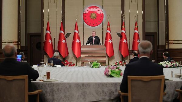 Cumhurbaşkanı Recep Tayyip Erdoğan, esnaf ve esnaf temsilcileriyle Cumhurbaşkanlığı Külliyesi'nde düzenlenen iftar programına katıldı.
 - Sputnik Türkiye