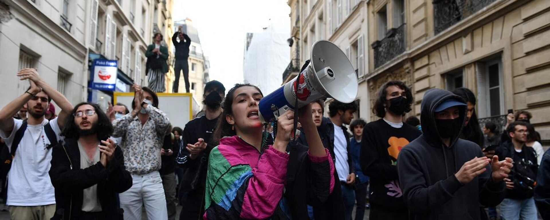 Dünyaca ünlü Sorbonne Üniversitesi'nde öğrenciler, Fransa cumhurbaşkanlığı seçimlerinin öne çıkan adayları Emmanuel Macron ve Marine Le Pen'i protesto etmek için işgal eylemi başlattı. - Sputnik Türkiye, 1920, 28.03.2023
