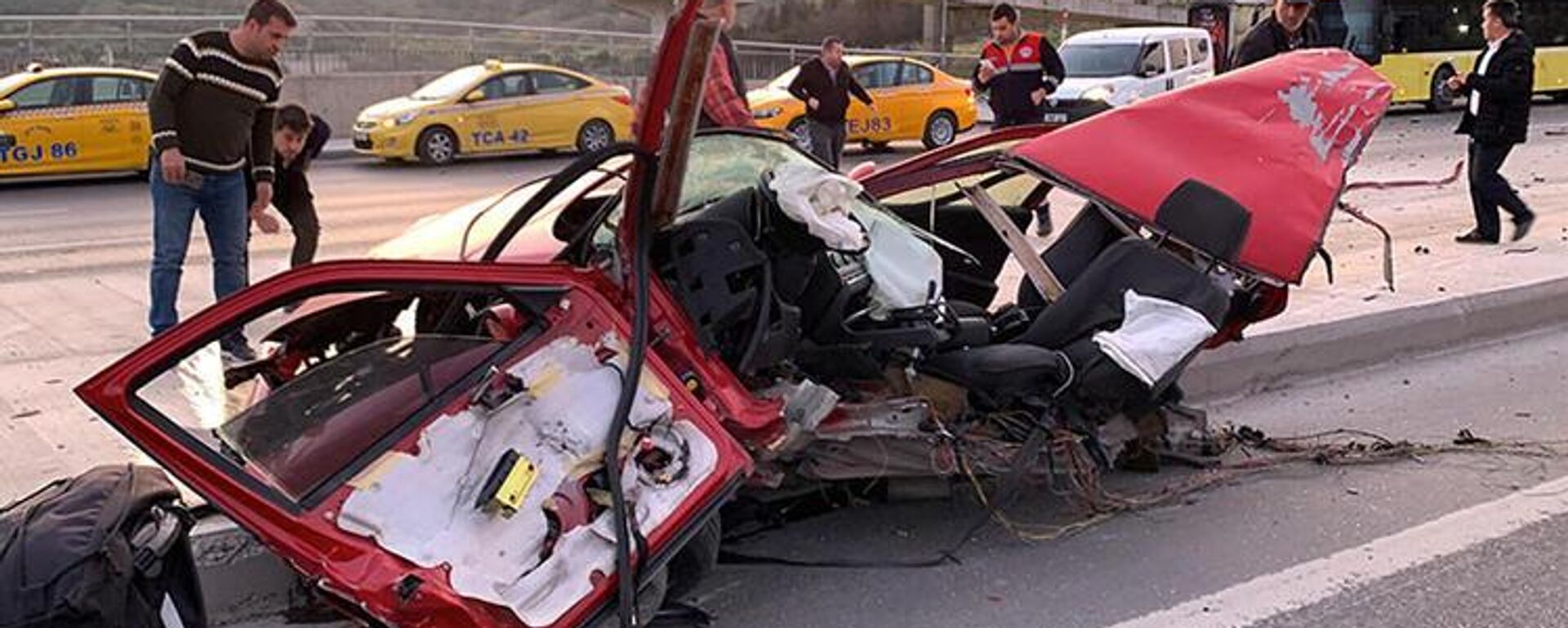 Kadıköy’de feci kaza; otomobil ikiye bölündü
 - Sputnik Türkiye, 1920, 16.04.2022