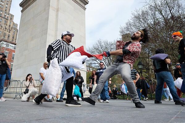 New York'ta Uluslararası Yastık Savaşı Günü New York'ta Uluslararası Yastık Savaşı Günü - Sputnik Türkiye